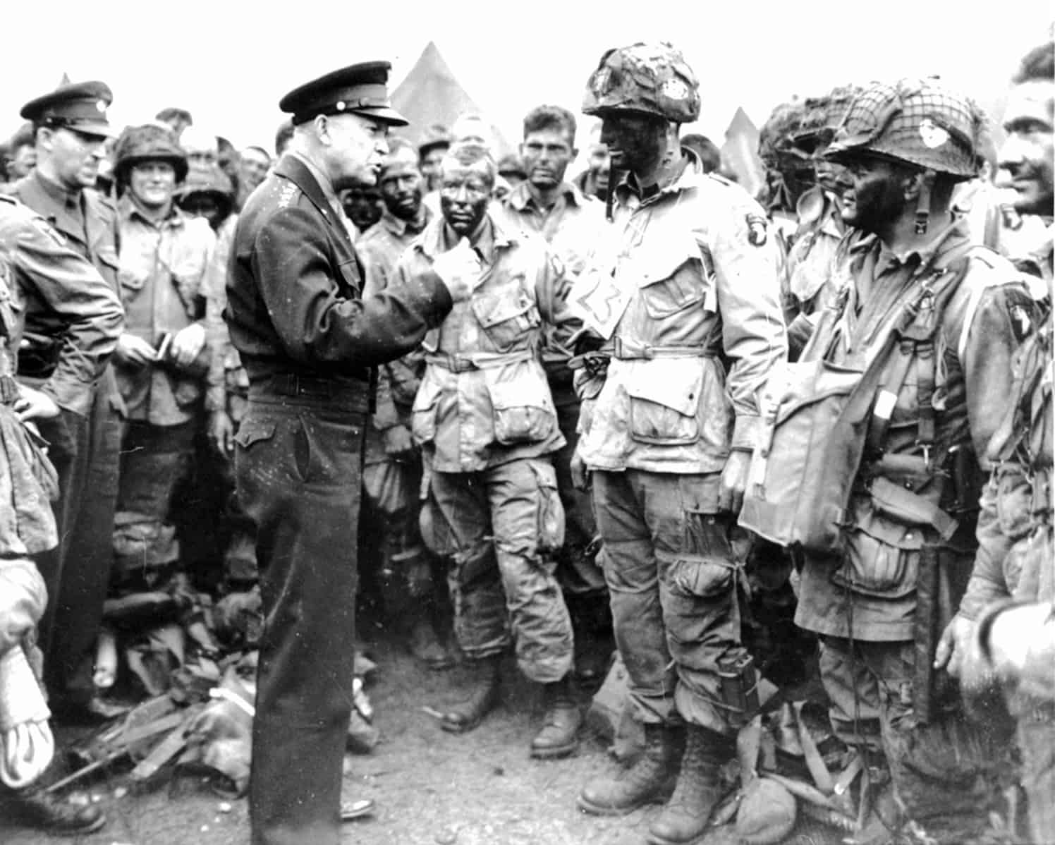 34eisenhower-with-paratroopers-of-the-101st-division-shortly-before-they-boarded-airplanes-for-normandy.-time-magazine.jpg